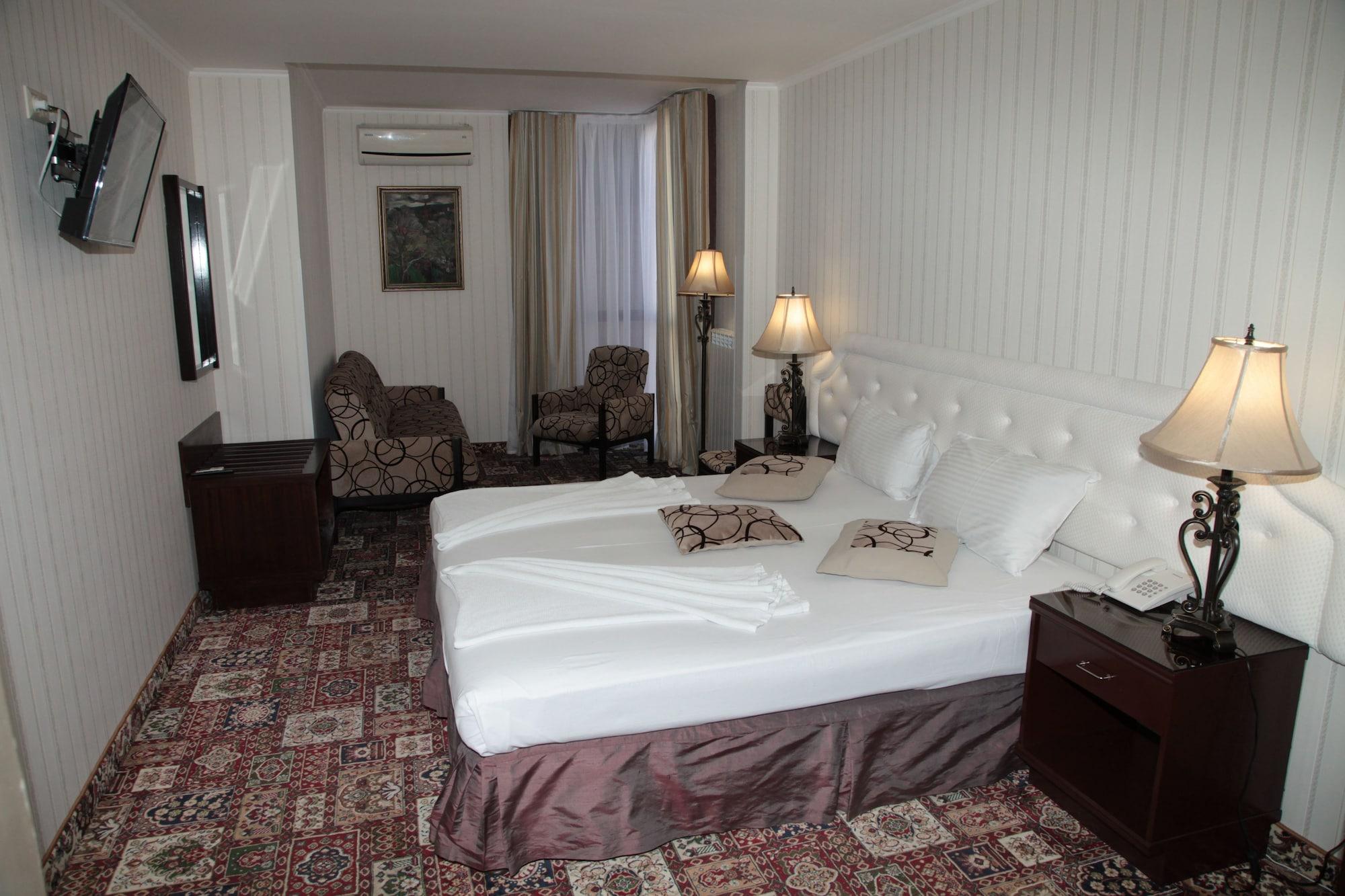 Shirak Hotel Erevan Esterno foto