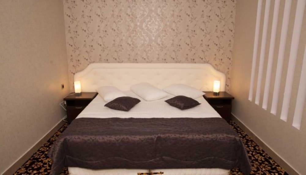 Shirak Hotel Erevan Esterno foto