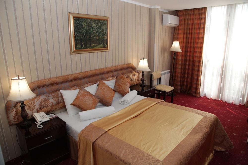 Shirak Hotel Erevan Esterno foto