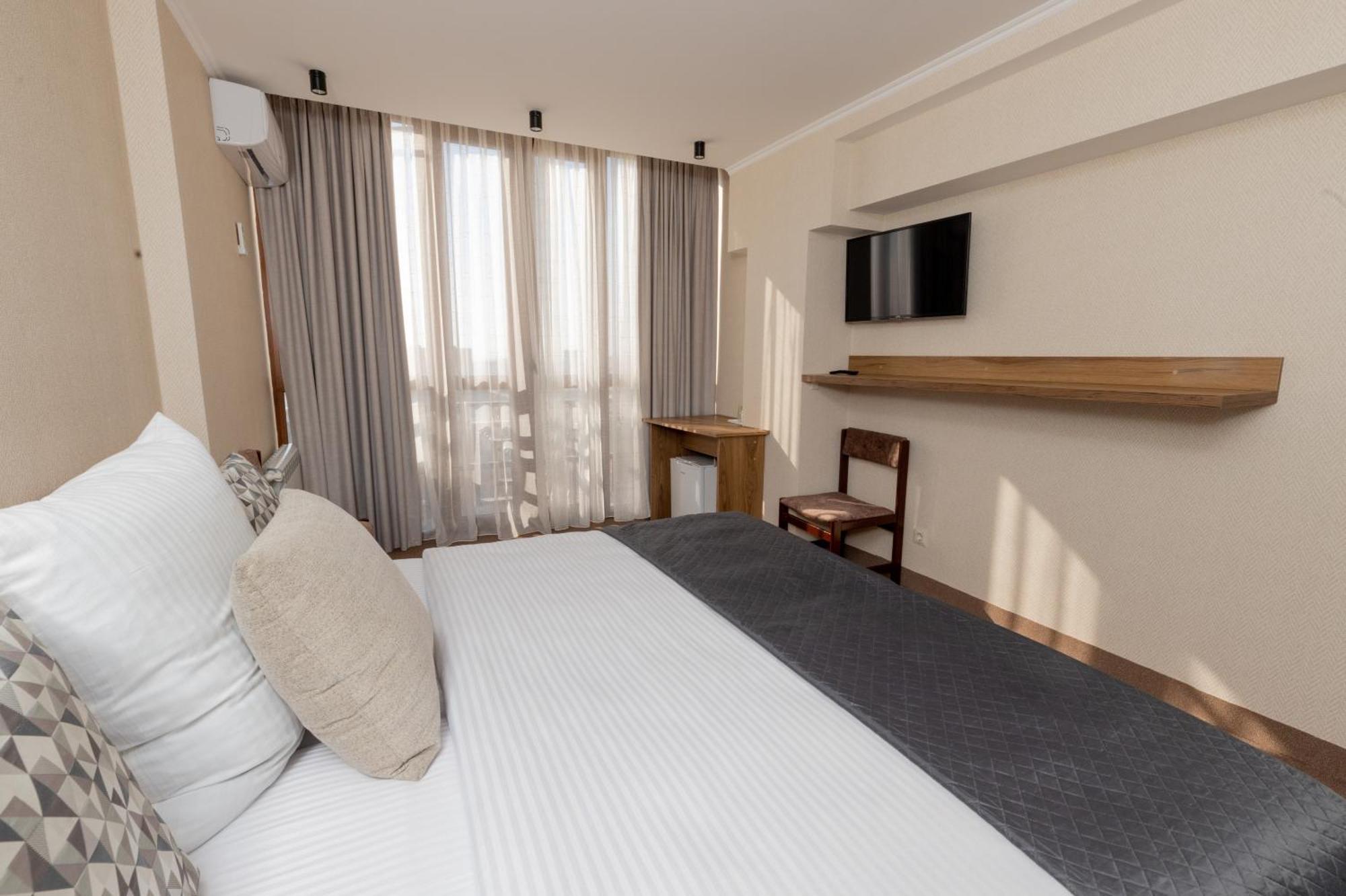 Shirak Hotel Erevan Esterno foto