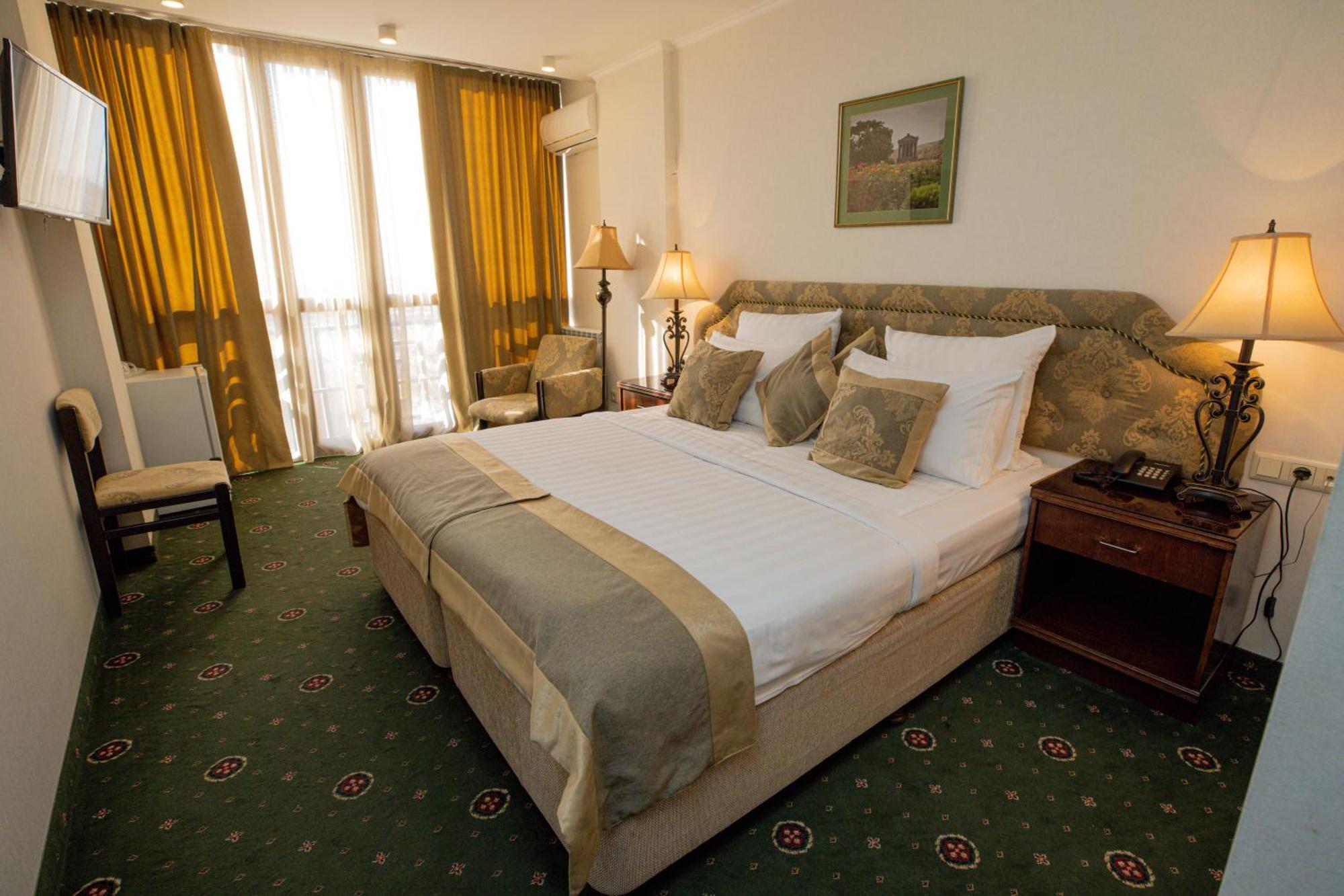 Shirak Hotel Erevan Esterno foto