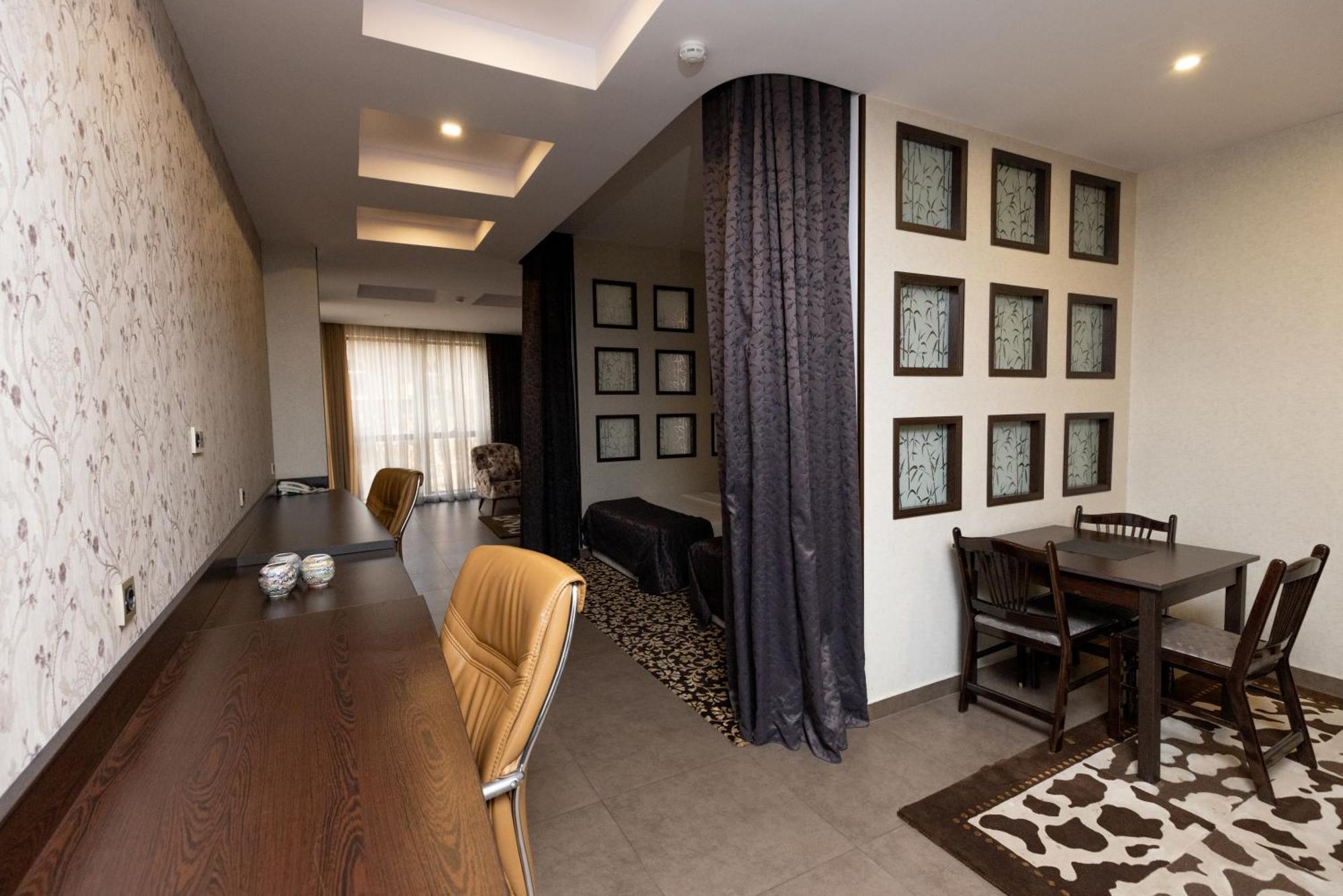 Shirak Hotel Erevan Esterno foto