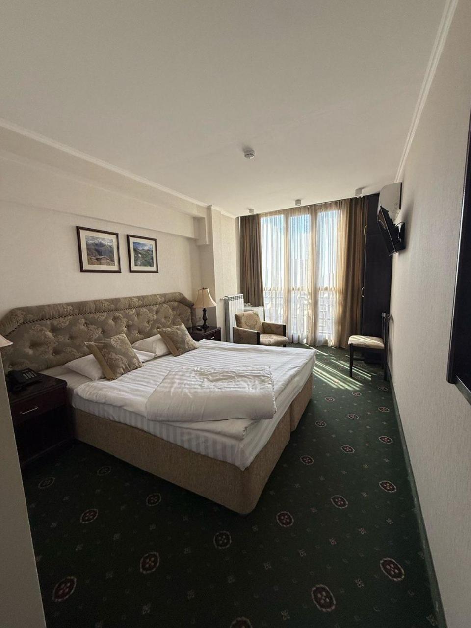 Shirak Hotel Erevan Esterno foto
