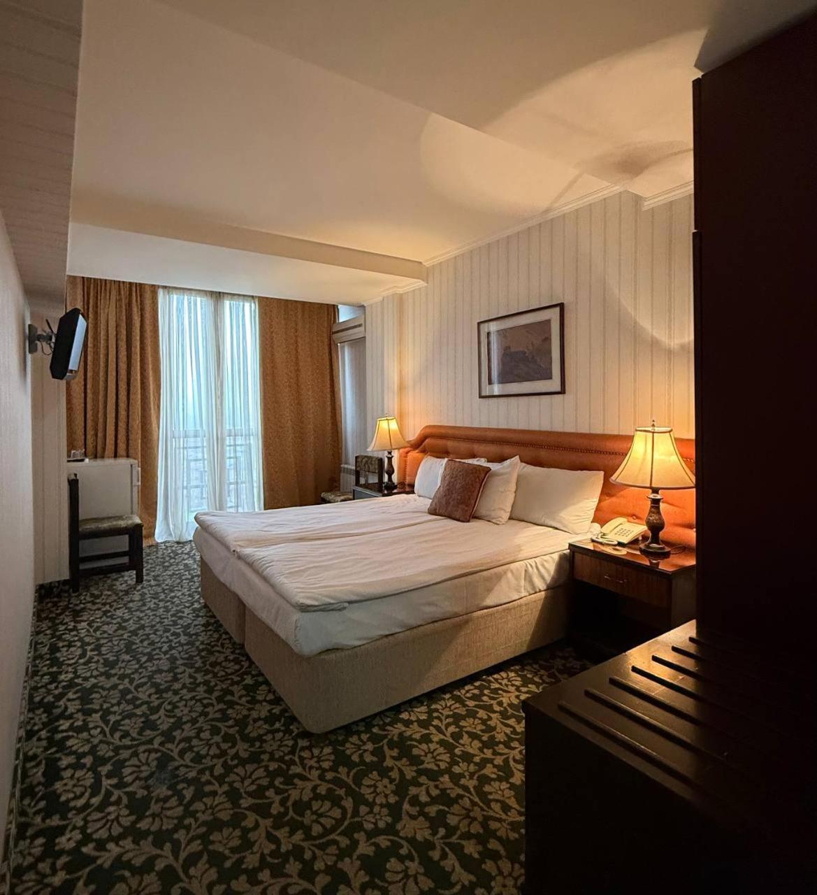 Shirak Hotel Erevan Esterno foto