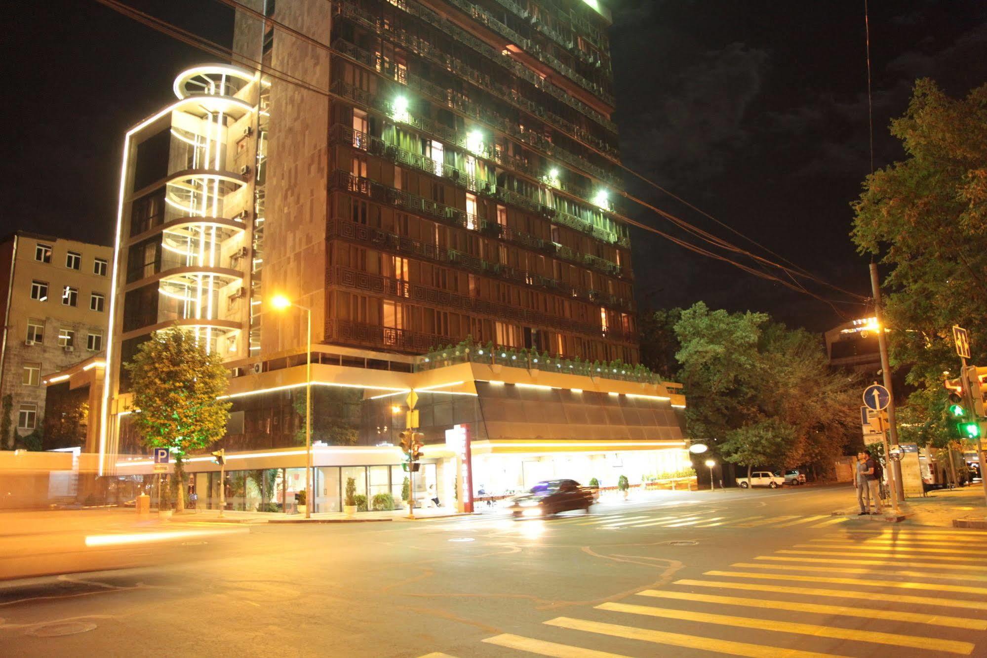 Shirak Hotel Erevan Esterno foto