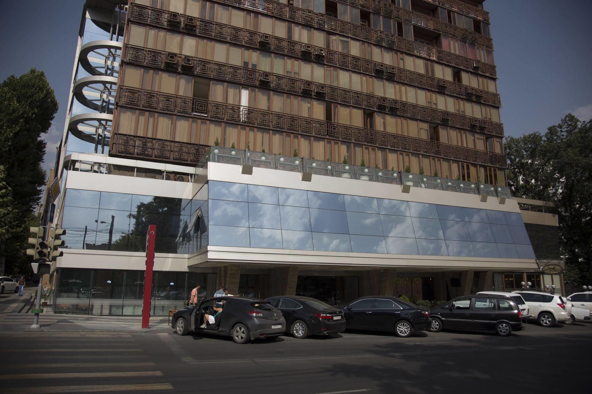 Shirak Hotel Erevan Esterno foto