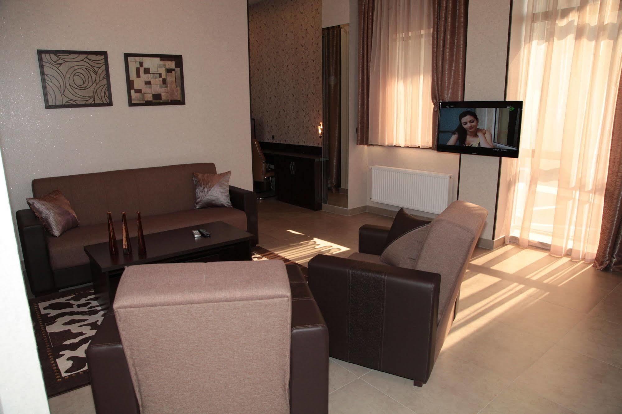 Shirak Hotel Erevan Esterno foto