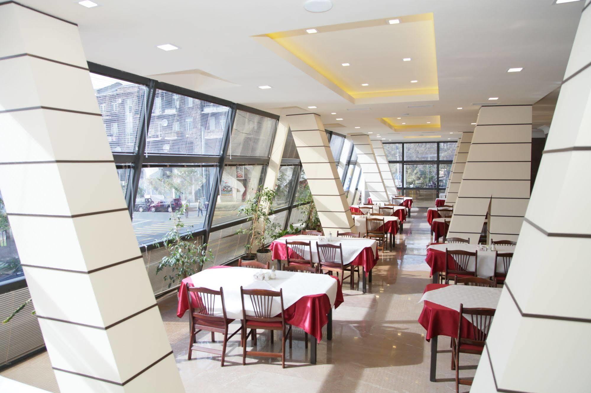 Shirak Hotel Erevan Esterno foto