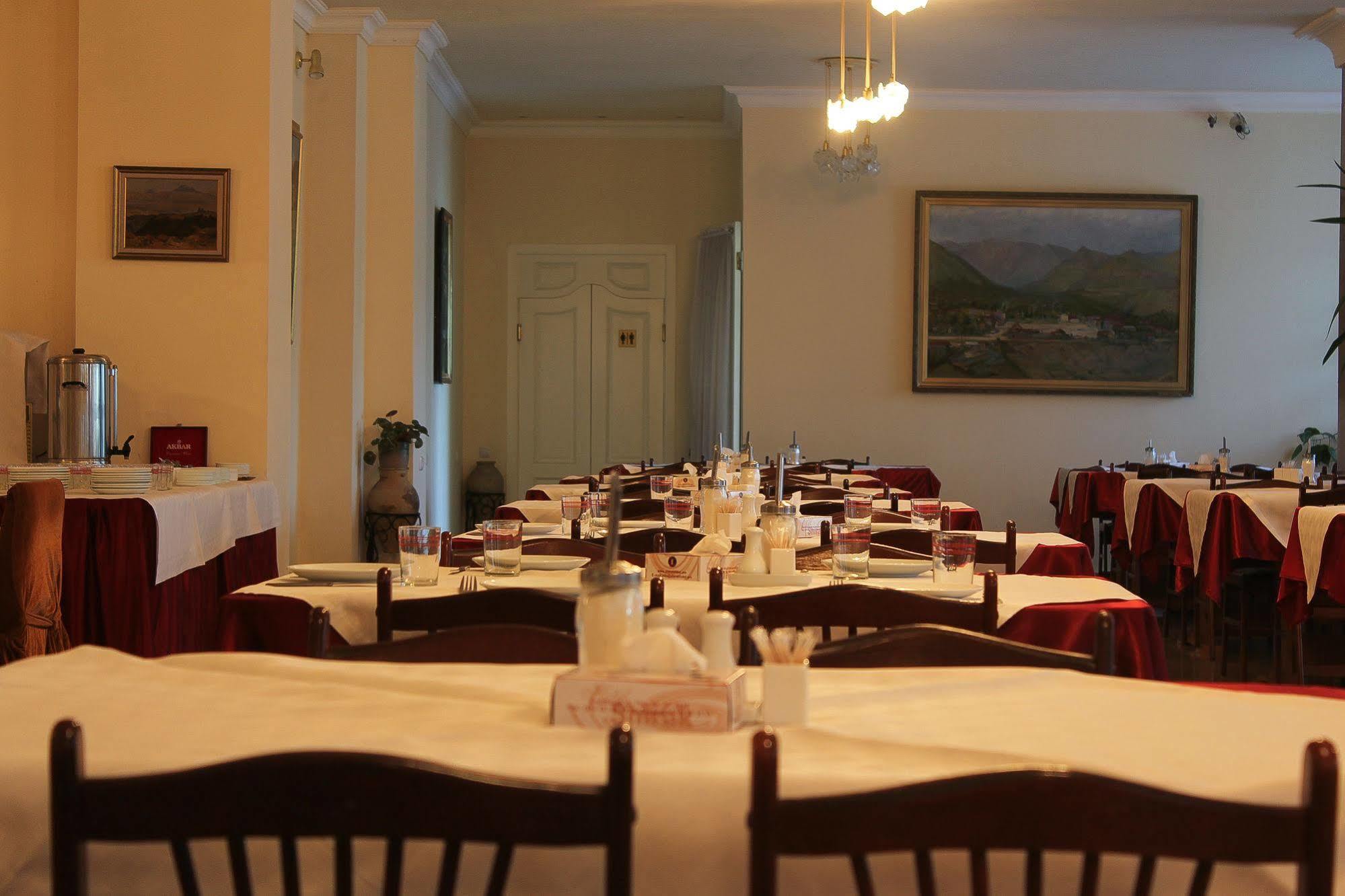 Shirak Hotel Erevan Esterno foto